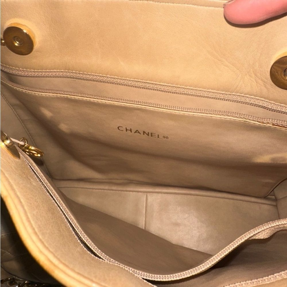 Chanel Chic Two-Tone Designer Tote Bag - Picture 10 of 15